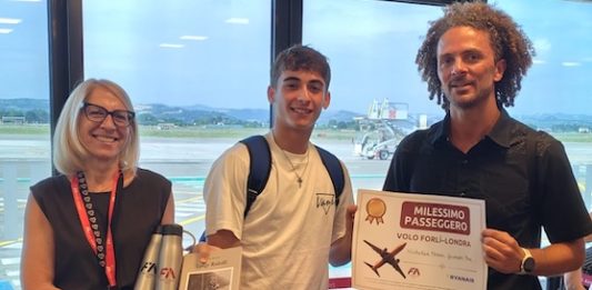Volo Ryanair Forlì-Londra Stansted, festeggiati i passeggeri numero mille