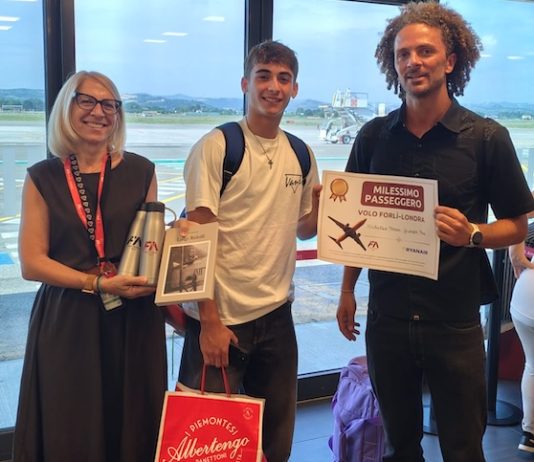 Volo Ryanair Forlì-Londra Stansted, festeggiati i passeggeri numero mille