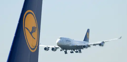All’aeroporto di Francoforte collassa il carrello di un Boeing, feriti alcuni dipendenti