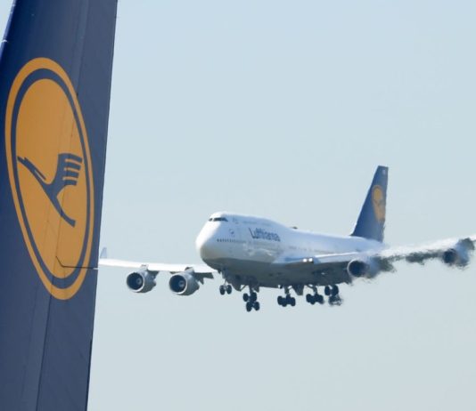All’aeroporto di Francoforte collassa il carrello di un Boeing, feriti alcuni dipendenti