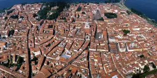 Incendio allo stabilimento Versalis di Mantova, il sindaco ai cittadini “Tenere chiuse le finestre”