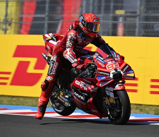 MotoGP, Marc Marquez dominatore in Ungheria: trionfa davanti ad Acosta e Bagnaia e centra la vittoria n°100