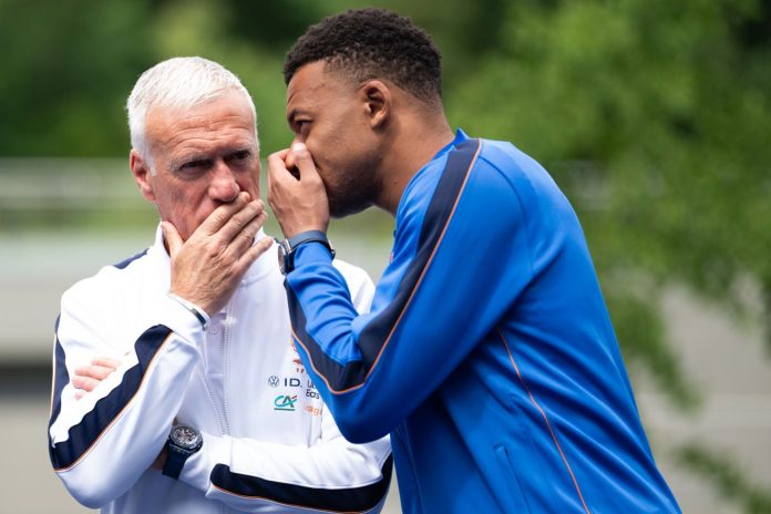 Clairefontaine, Emmanuel e Brigitte Macron visitano il National Football Center