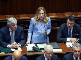 Meloni “Pieno sostegno a Kiev, una figura autorevole per l’Ue tratti con la Russia”. Attacco a Pozzolo e M5S nelle repliche