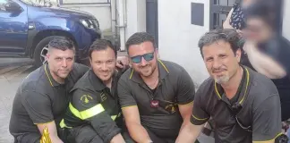 Incendio in una palazzina nel Catanese, salvate due persone e una cagnolina