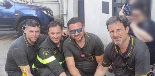 Incendio in una palazzina nel Catanese, salvate due persone e una cagnolina