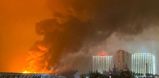 L’Ucraina lancia un massiccio attacco di droni su Mosca, in fiamme una raffineria