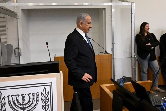 Tel Aviv, Il premier Benjamin Netanyahu torna in aula per il processo per corruzione