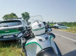 Agente della Polizia locale muore durante un inseguimento in moto alle porte di Milano, fermate due persone. Cordoglio di Mattarella e Meloni / Video