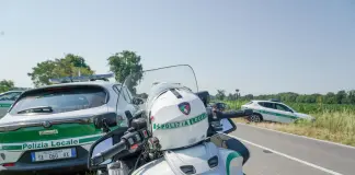 Agente della Polizia locale muore durante un inseguimento in moto alle porte di Milano, fermate due persone. Cordoglio di Mattarella e Meloni / Video