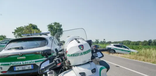 Agente della Polizia locale muore durante un inseguimento in moto alle porte di Milano, fermate due persone. Cordoglio di Mattarella e Meloni / Video