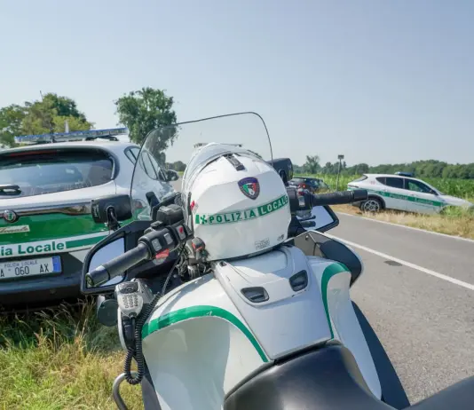 Agente della Polizia locale muore durante un inseguimento in moto alle porte di Milano, fermate due persone. Cordoglio di Mattarella e Meloni