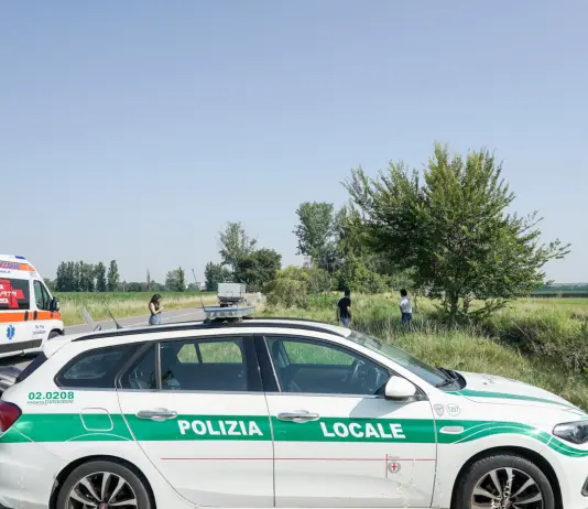 Agente della Polizia locale muore durante un inseguimento in moto alle porte di Milano, ritrovato il suv pirata. Meloni “Profondo dolore”