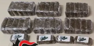 Napoli, padre e figlio trovati con 3,5kg di droga: arrestati