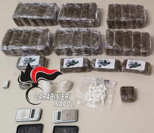 Napoli, padre e figlio trovati con 3,5kg di droga: arrestati