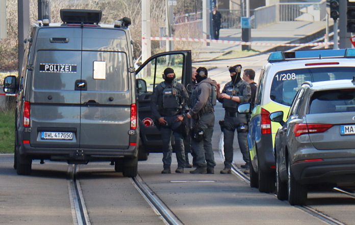 Torna la paura in Germania: un'auto si lancia sulla folla al mercatino di Carnevale di Mannheim, causando almeno due morti e 25 feriti