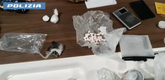 Droga nascosta nel comignolo e recuperabile con una lenza, arrestato pusher a Ostia