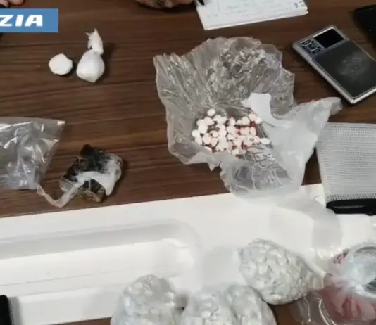 Droga nascosta nel comignolo e recuperabile con una lenza, arrestato pusher a Ostia