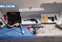 La Polizia scopre un arsenale di armi in un garage a Catania, sequestrato anche un kalashnikov