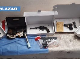 La Polizia scopre un arsenale di armi in un garage a Catania, sequestrato anche un kalashnikov