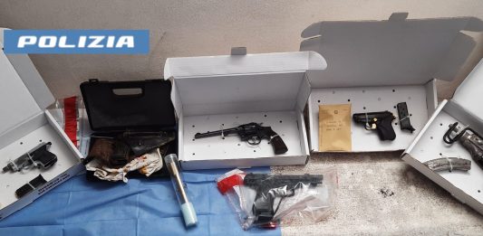 La Polizia scopre un arsenale di armi in un garage a Catania, sequestrato anche un kalashnikov