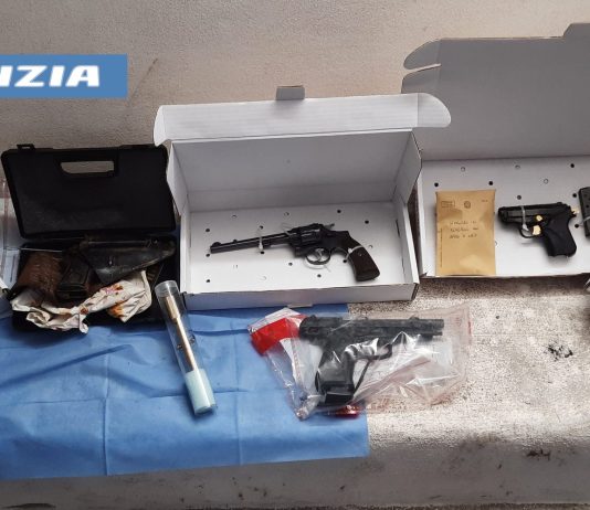 La Polizia scopre un arsenale di armi in un garage a Catania, sequestrato anche un kalashnikov