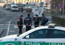 Agente della Polizia locale muore durante un inseguimento in moto alle porte di Milano, ritrovato il suv pirata