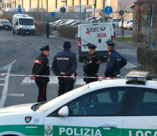 Agente della Polizia locale muore durante un inseguimento in moto alle porte di Milano, ritrovato il suv pirata