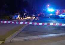 Agente della Polizia locale muore durante un inseguimento in moto alle porte di Milano, è caccia all’auto pirata