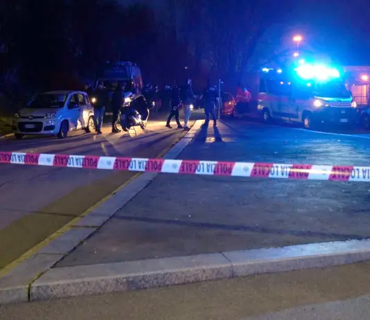 Agente della Polizia locale muore durante un inseguimento in moto alle porte di Milano, è caccia all’auto pirata