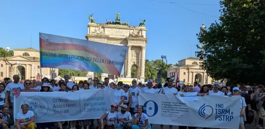 Milano, le professioni sanitarie al Pride “Il diritto alle cure non conosce barriere”