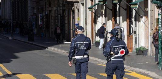 Esplosione in una palazzina del centro storico a Roma, un ferito