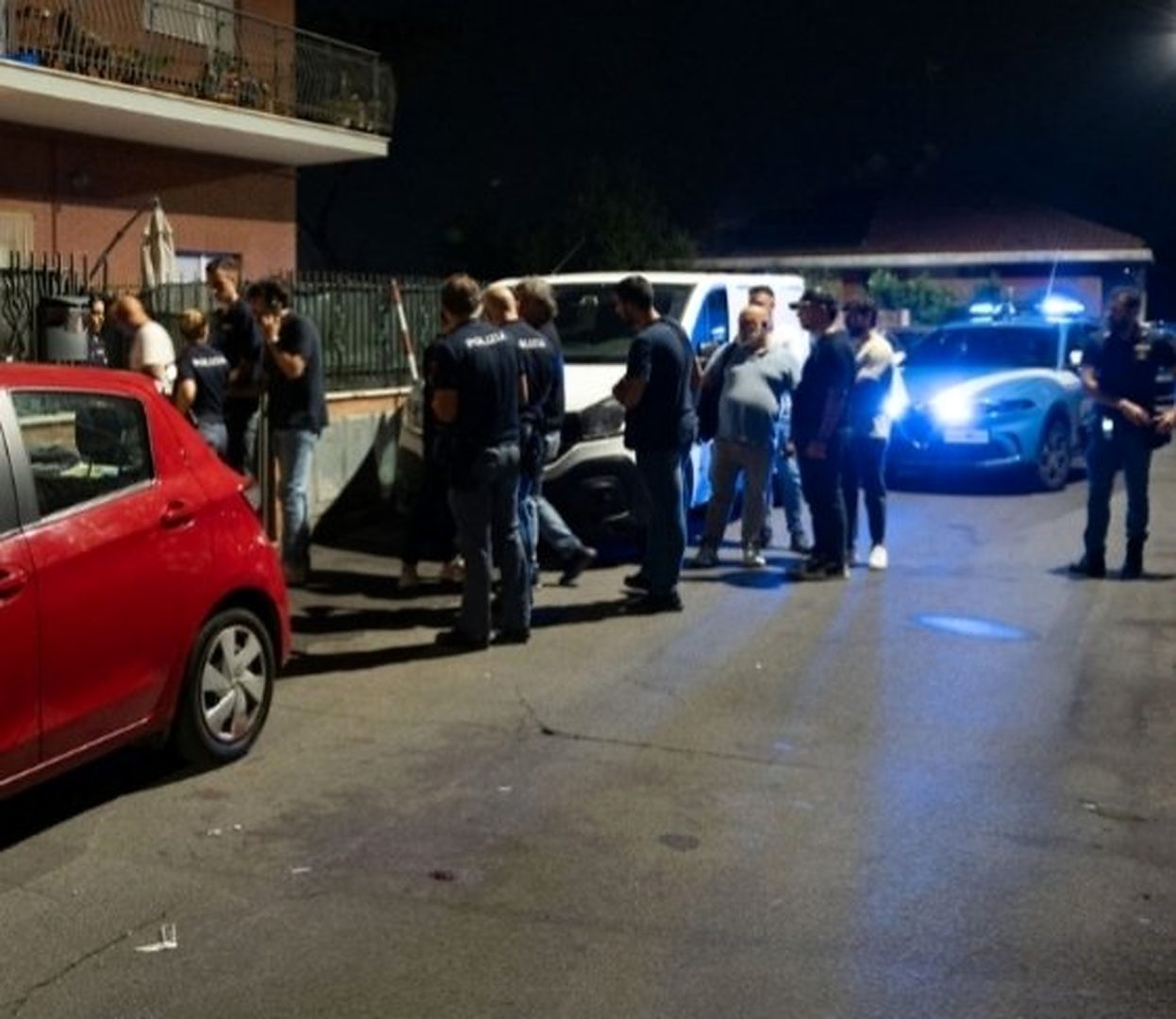 Triplice omicidio a Roma, uccisi a coltellate genitori e figlia. Ricercato un 43enne bengalese amico di famiglia