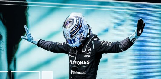 F1, Russell completa il weekend perfetto e vince in Austria davanti a Verstappen e Antonelli. Deludono le due Ferrari