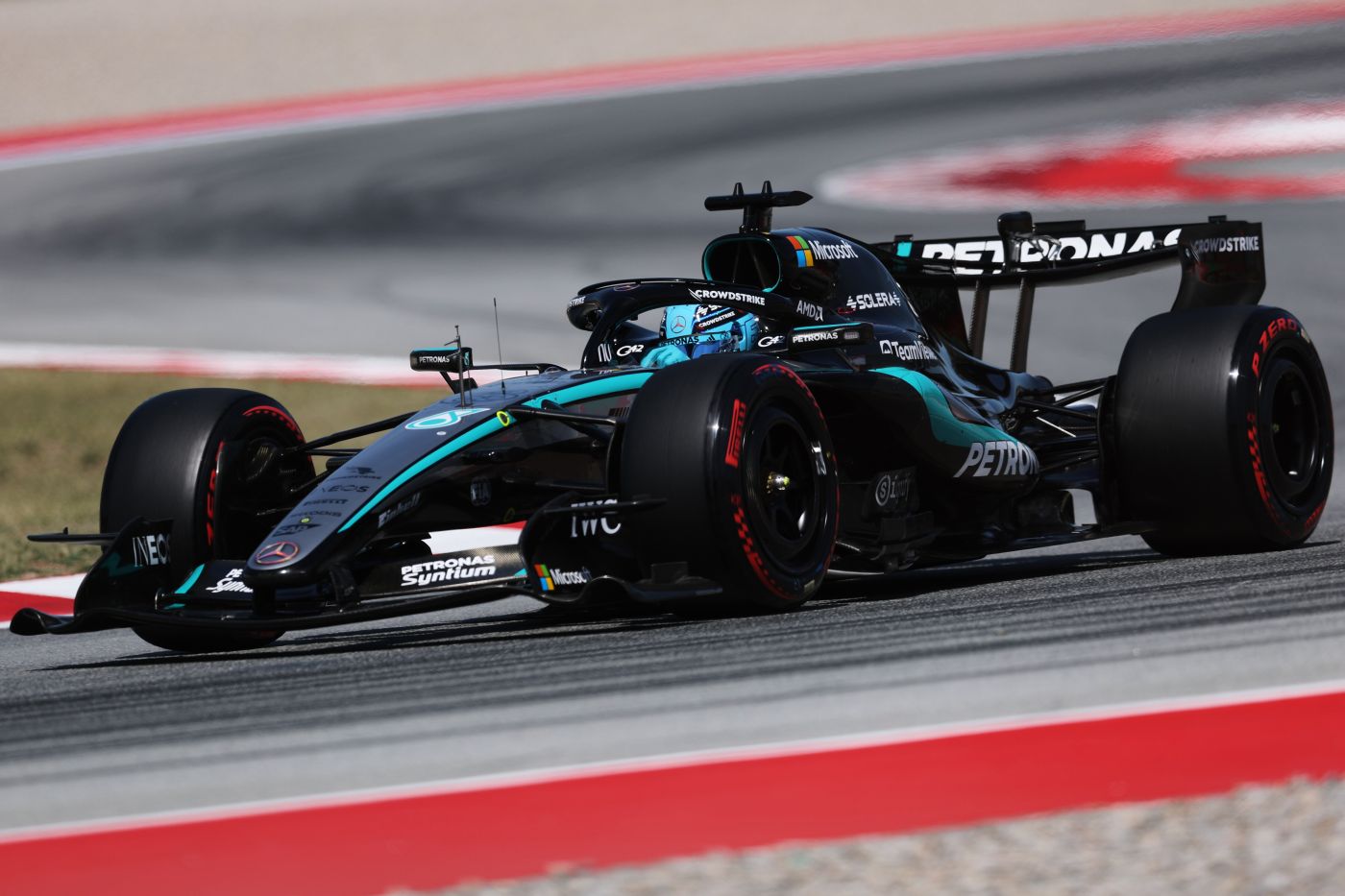F1, Russell in pole davanti ad Hamilton e Antonelli a Barcellona. Leclerc a muro, partirà 10°