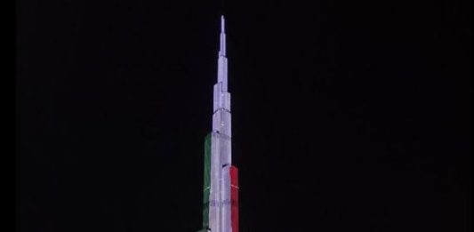 A Dubai il grattacielo più alto del mondo si illumina con il tricolore per il 2 giugno