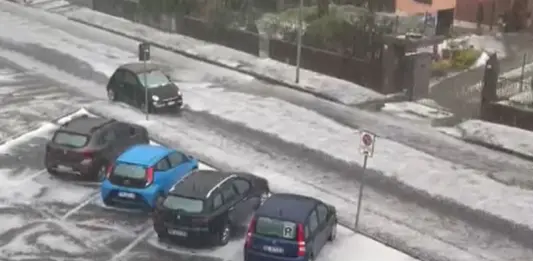 Improvvisa ondata di maltempo a Milano e in Brianza: grandine, vento e alberi caduti / Video