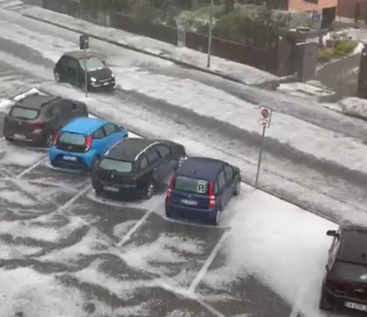 Improvvisa ondata di maltempo a Milano e in Brianza: grandine, vento e alberi caduti / Video