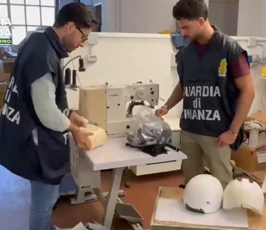 Torino, sequestrata l’intera linea di produzione di una società che realizzava caschi con marchi contraffatti