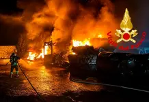 Vasto incendio in un’attività di autodemolizione a Sestu, si indaga sulle cause