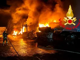 Vasto incendio in un’attività di autodemolizione a Sestu, si indaga sulle cause