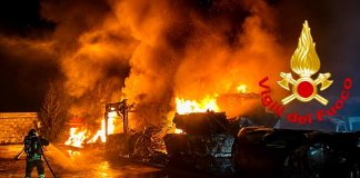Vasto incendio in un’attività di autodemolizione a Sestu, si indaga sulle cause