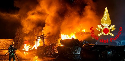Vasto incendio in un’attività di autodemolizione a Sestu, si indaga sulle cause