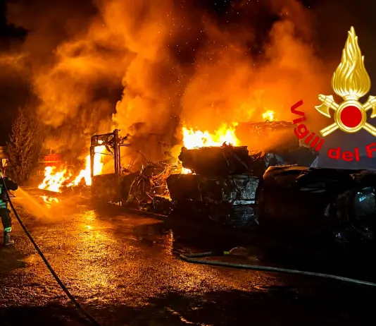 Vasto incendio in un’attività di autodemolizione a Sestu, si indaga sulle cause