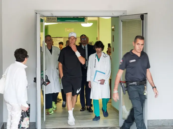 Segrate - Jannik Sinner lascia l’ospedale San Raffaele dopo alcuni accertamenti medici dopo il malore di Parigi