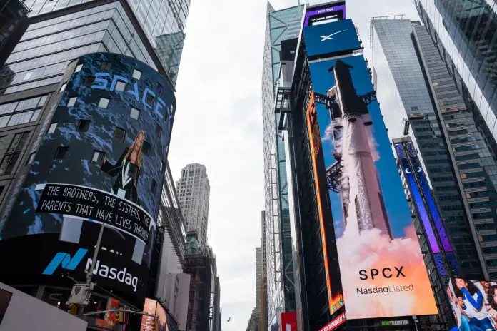 New York, IPO di SpaceX raccoglie 75 miliardi di dollari, registrando il debutto più grande di sempre