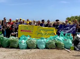 Operazione Spiagge Pulite 2026, a Palermo trovati 20 monopattini sepolti nella sabbia
