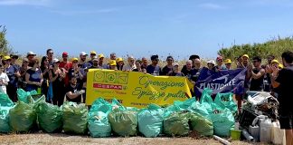 Operazione Spiagge Pulite 2026, a Palermo trovati 20 monopattini sepolti nella sabbia