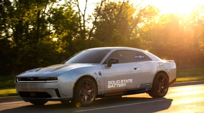 Stellantis e Factorial integrano batteria allo stato solido in un veicolo sperimentale e danno il via ai test su strada