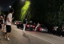 Auto contro gruppo di giovani dopo una rissa, panico a Taormina